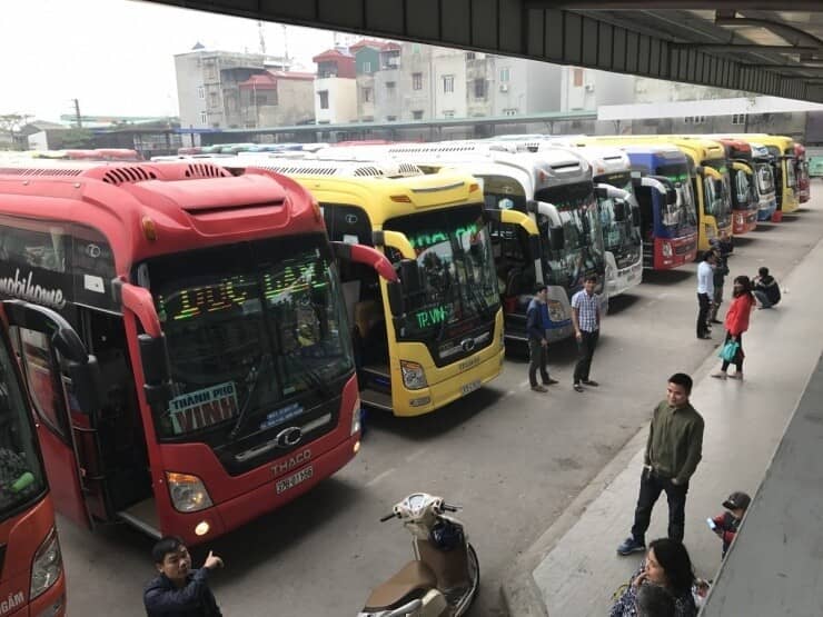 Xăng dầu tăng giá sốc: Doanh nghiệp vận tải chật vật, đường sắt tăng giá vé