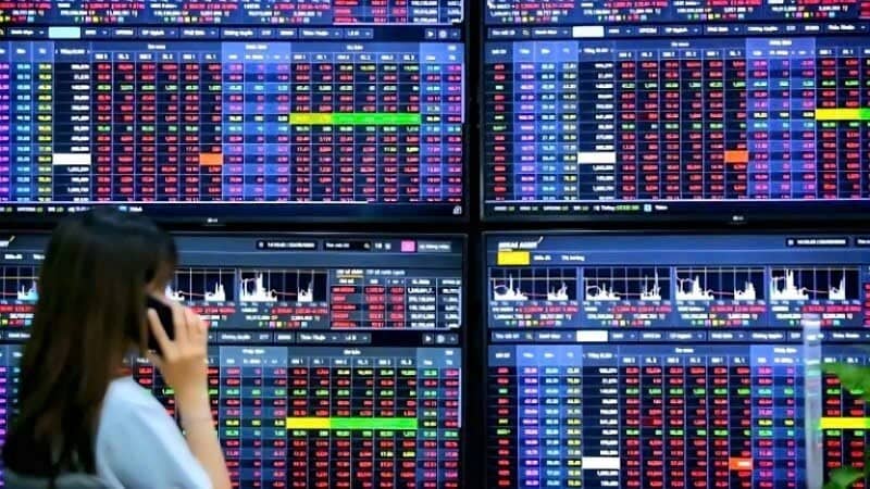 VN-Index sau cú rơi 115 điểm: Chọn "phòng thủ" hay "bắt đáy" nhóm dầu khí?