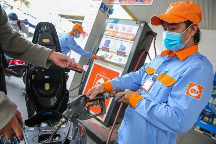 Giá dầu thế giới giảm, vì sao xăng dầu trong nước chưa thể "hạ nhiệt"?