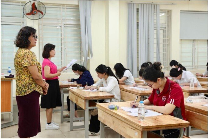 Đề xuất bắt buộc học hết THPT để giảm căng thẳng thi lớp 10