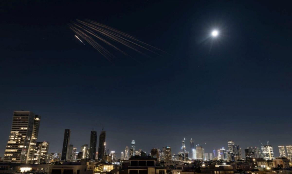 Israel cáo buộc Iran đã phóng hơn 100 tên lửa mang đầu đạn chùm