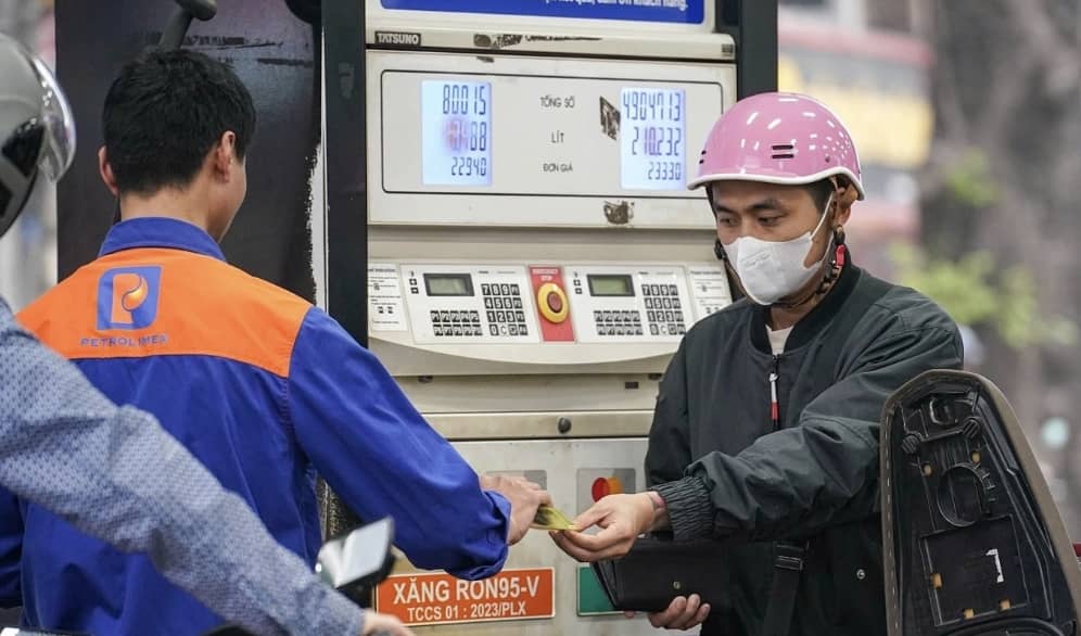 Giá xăng giảm gần 4.000 đồng một lít