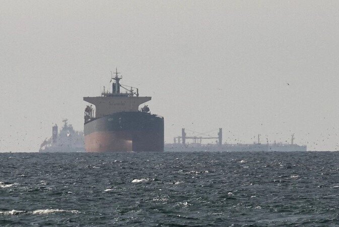 Dầu Iran vẫn di chuyển qua eo biển Hormuz