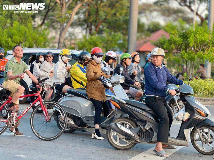 Xăng đắt đỏ, nhiều gia đình tính toán từng chuyến xe, từng bữa ăn
