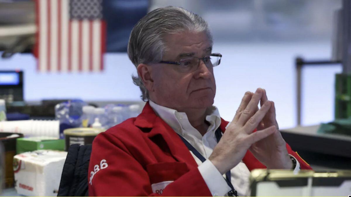 Dow Jones giảm gần 300 điểm