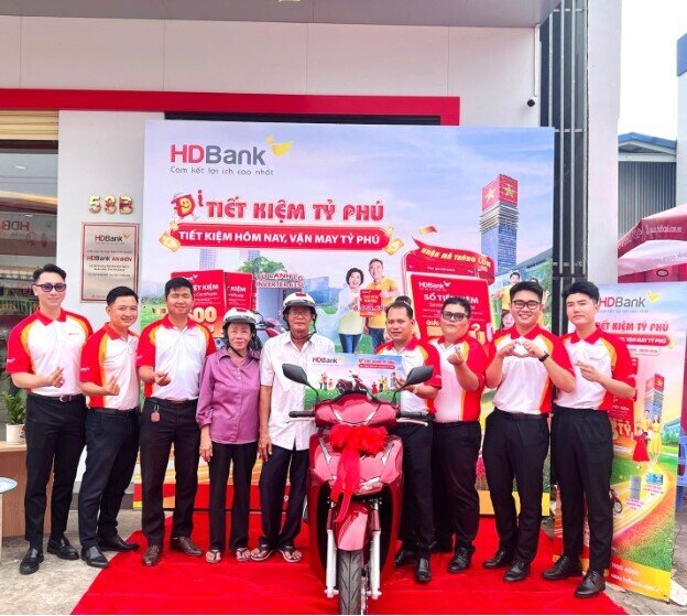 Chủ nhân giải 3 tỷ đồng đã lộ diện, hành trình “Tiết kiệm Tỷ phú” tại HDBank khép lại trong những khoảnh khắc vỡ òa