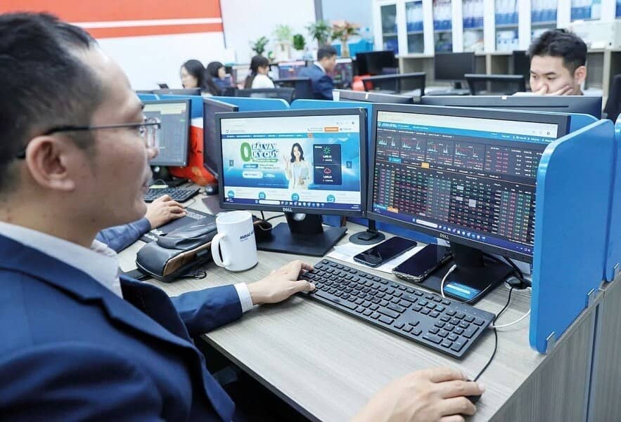 Chứng khoán Việt tìm điểm cân bằng trong "bão dầu"