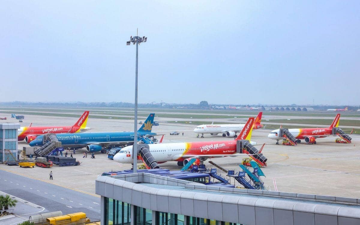 Giá dầu lập đỉnh, cổ phiếu hàng không tìm đáy