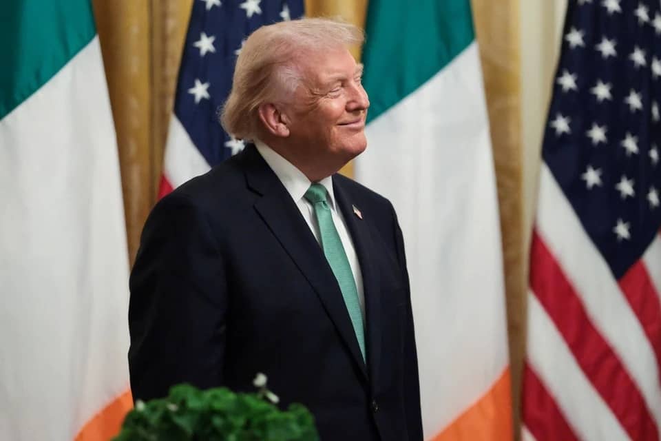 Phía sau những cú nắn gân kiểu Trump
