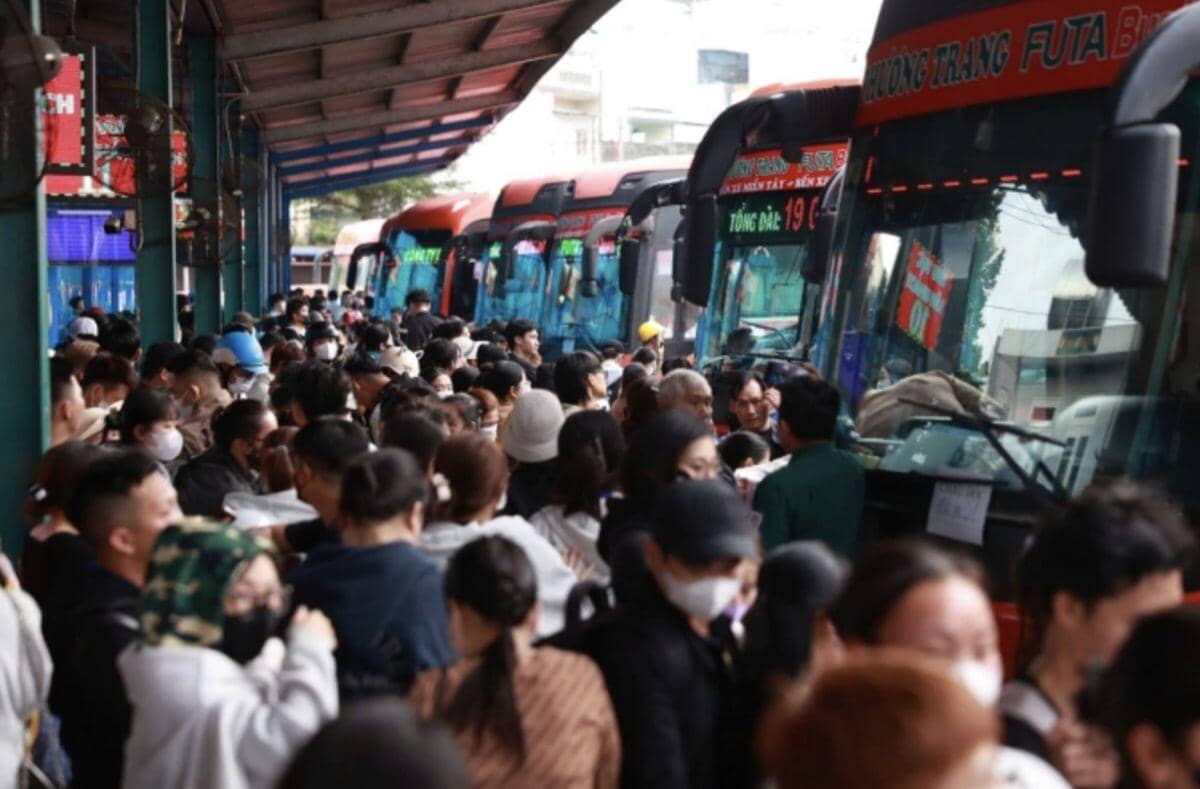 Vận tải đồng loạt tăng cước vì giá xăng dầu 'leo thang'