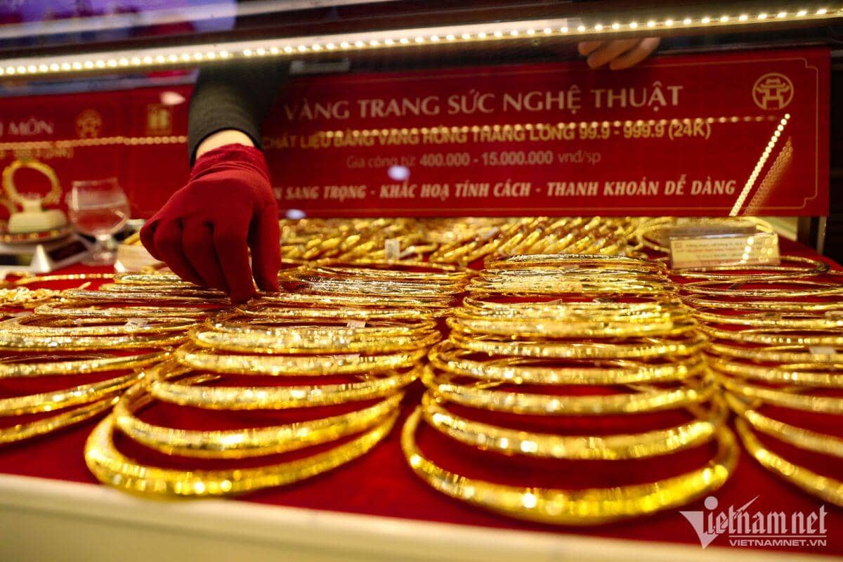 Giá vàng giảm hơn 10 triệu đồng, liệu có lùi về 160 triệu đồng/lượng?