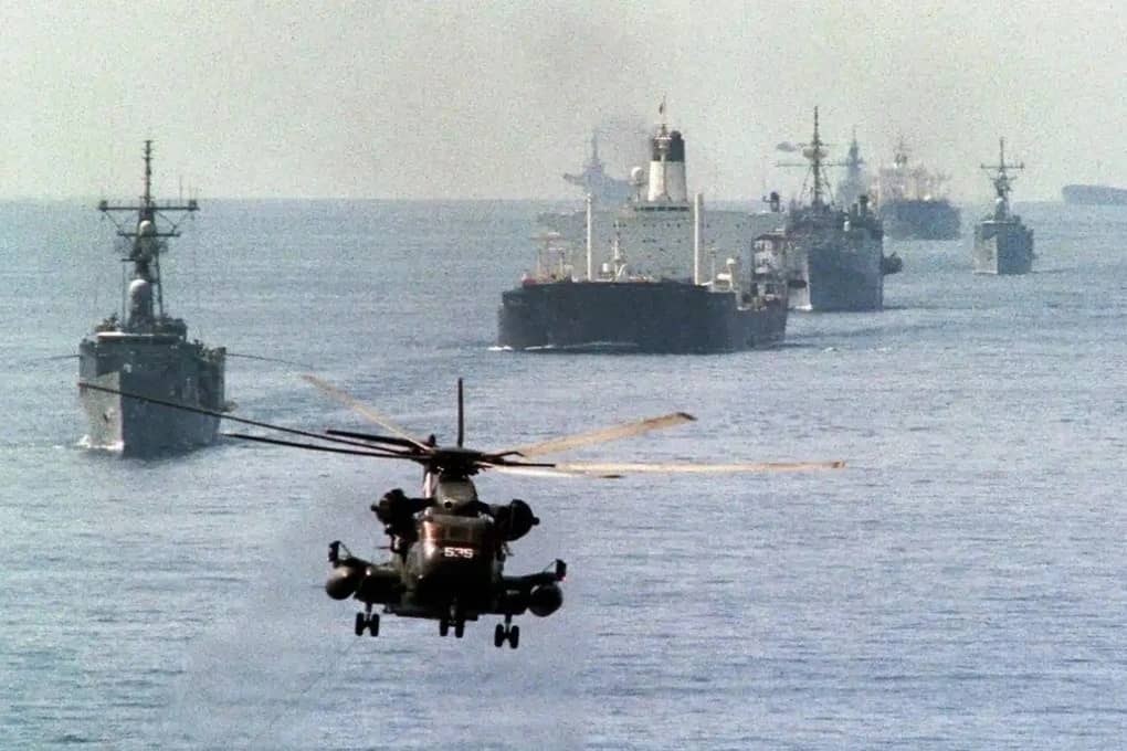 Mỹ dồn hỏa lực phá phong tỏa eo biển Hormuz