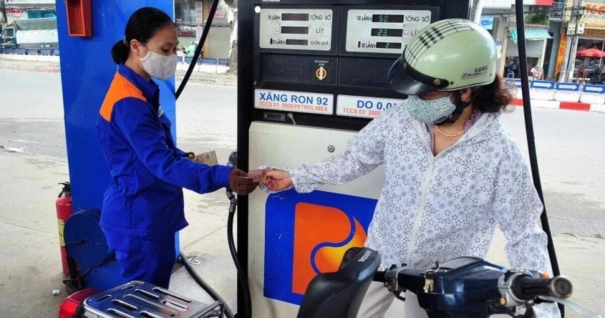 Xăng RON 95 chính thức phá ngưỡng 30.000 đồng