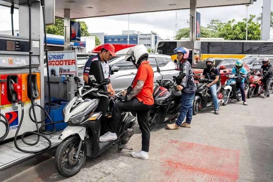 Bóng ma khủng hoảng từ eo biển huyết mạch