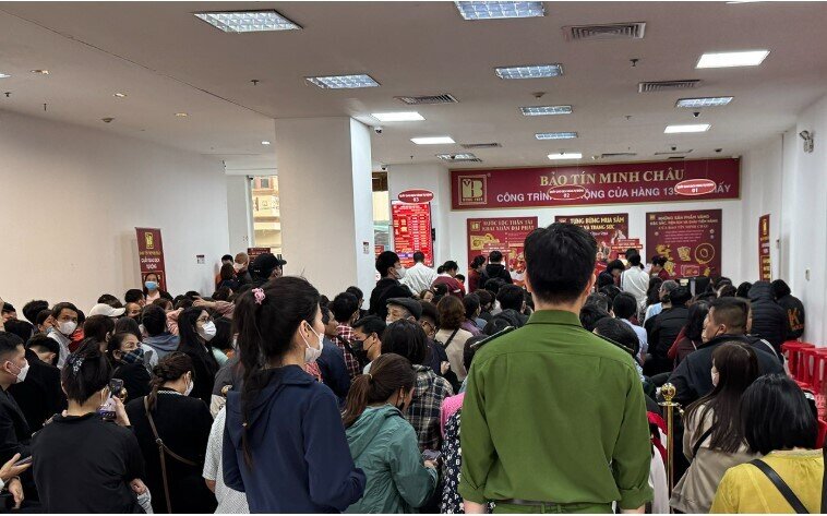 Giá chênh gần 30 triệu/lượng, tiệm vàng mở bán không giới hạn