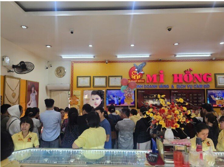 Diễn biến ở tiệm vàng khi giá giảm về dưới 170 triệu đồng/lượng