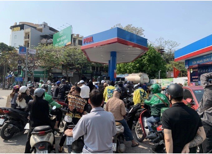 Ví tiền người dân mỏng dần vì giá xăng