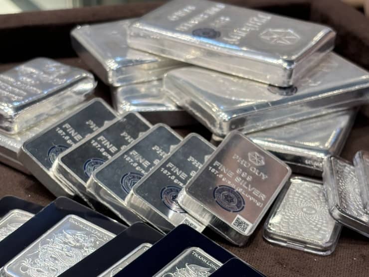 Xếp hàng mua đỉnh và nhận lỗ nặng sau...3 tháng