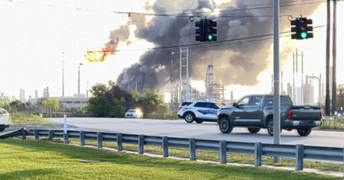 Nổ lớn tại nhà máy lọc dầu ở Mỹ