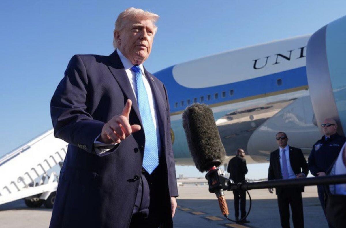 Tổng thống Donald Trump nói: "Eo biển sẽ được kiểm soát chung. Có lẽ là bởi tôi..."
