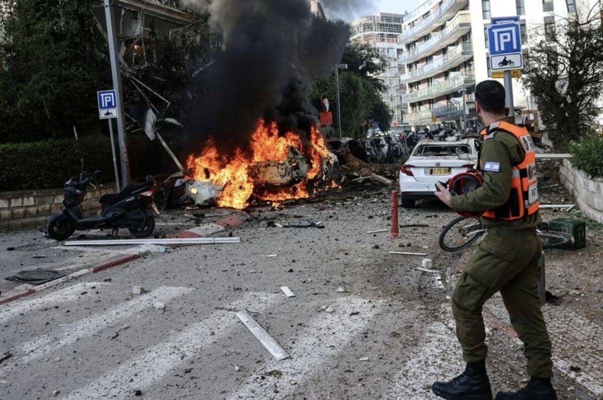 Israel tuyên bố “tổng tấn công”, Iran đáp trả xuyên đêm bằng loạt tên lửa dồn dập