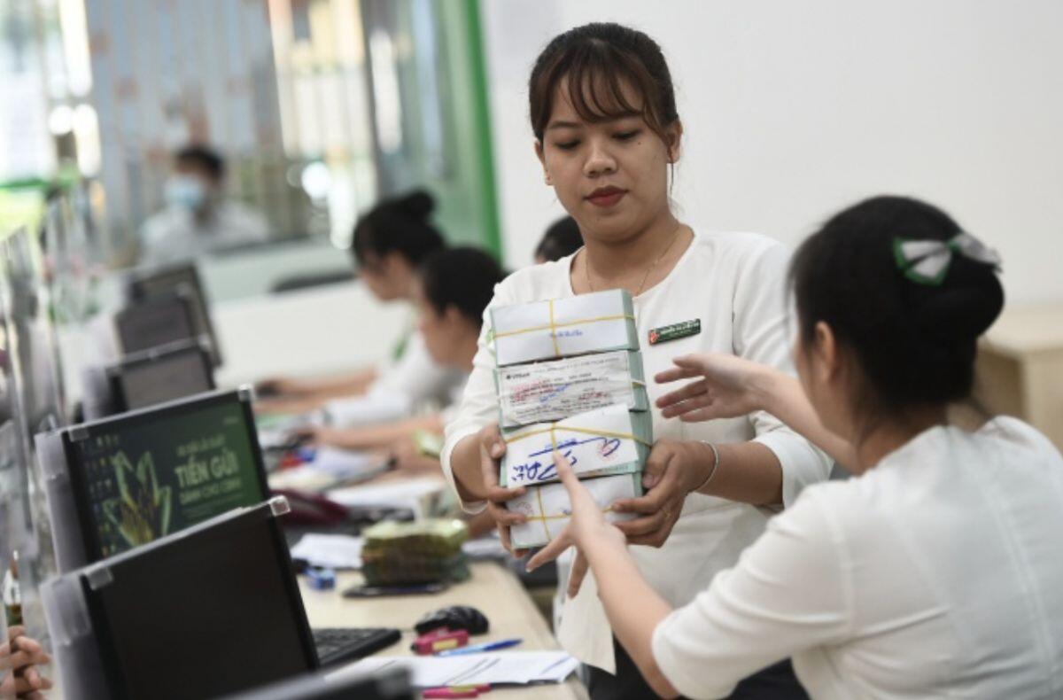 Lãi suất ngân hàng: Ngân hàng quốc doanh nâng lãi suất tiết kiệm lên sát 7%