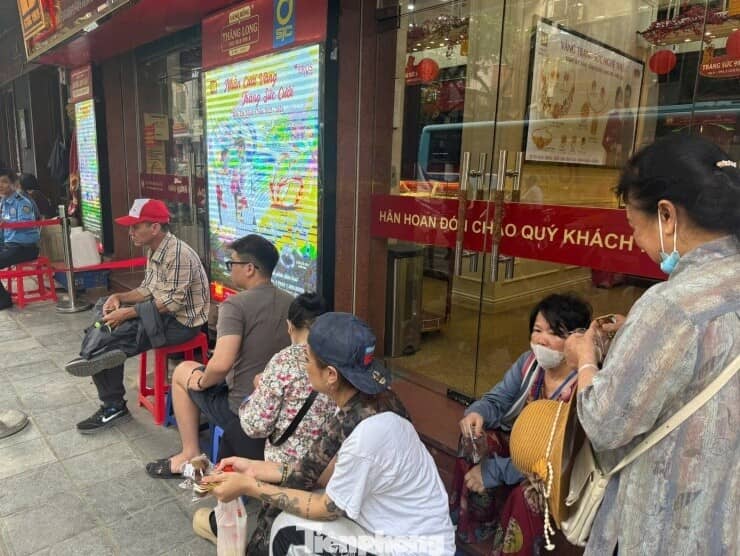 Dòng người thấp thỏm trên ‘phố vàng’ trước giờ Bảo Tín Minh Châu mở cửa