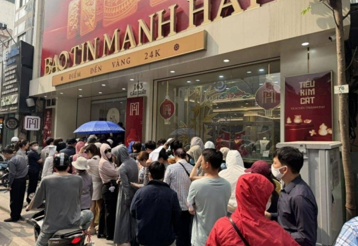 Xếp hàng mua vàng khi Bảo Tín Minh Châu mở cửa trở lại