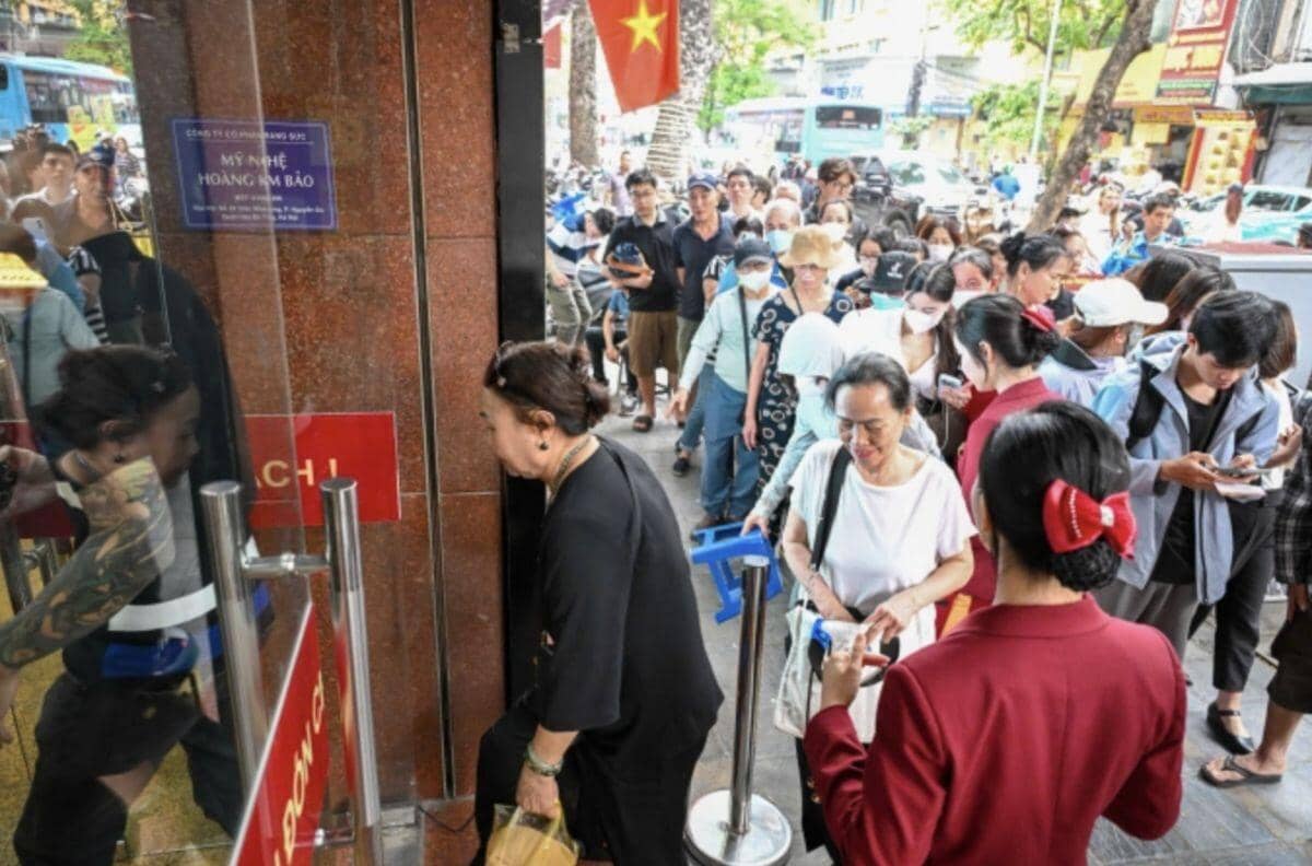 Xếp hàng mua vàng khi Bảo Tín Minh Châu mở cửa trở lại