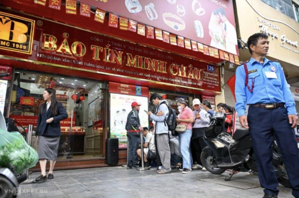 Xếp hàng mua vàng khi Bảo Tín Minh Châu mở cửa trở lại