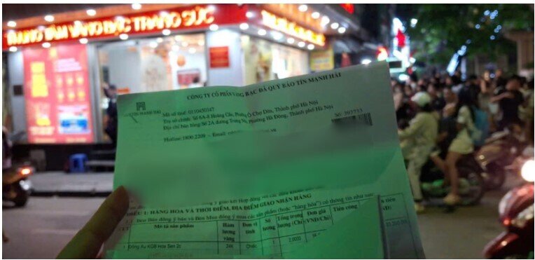 “Tiền trao, vàng chưa nhận”: Hình thức bán vàng này có vi phạm?