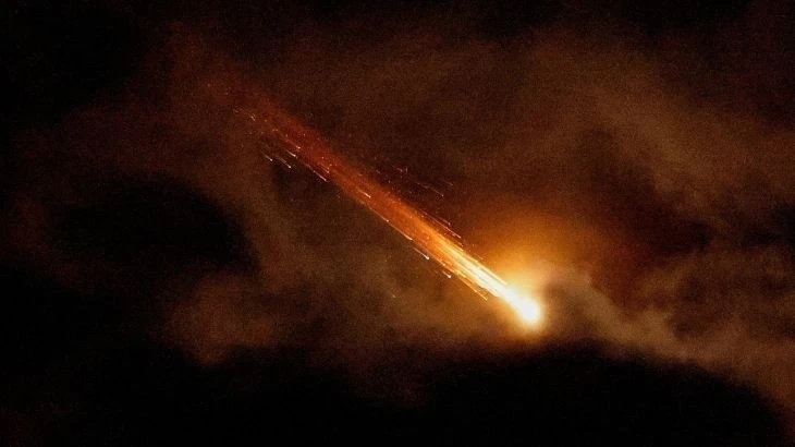 "Mưa hỏa lực" trút xuống Iran