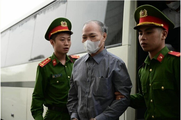 Cựu Thứ trưởng Nông nghiệp ra tòa trong vụ nhận 'quà' 4,5 tỷ đồng