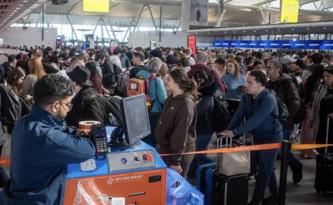 Kiếm tiền bằng nghề đứng xếp hàng thuê