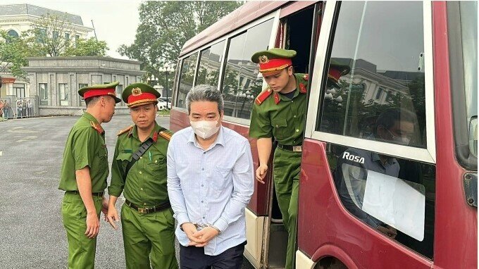 Cựu Thứ trưởng Nông nghiệp ra tòa trong vụ nhận 'quà' 4,5 tỷ đồng