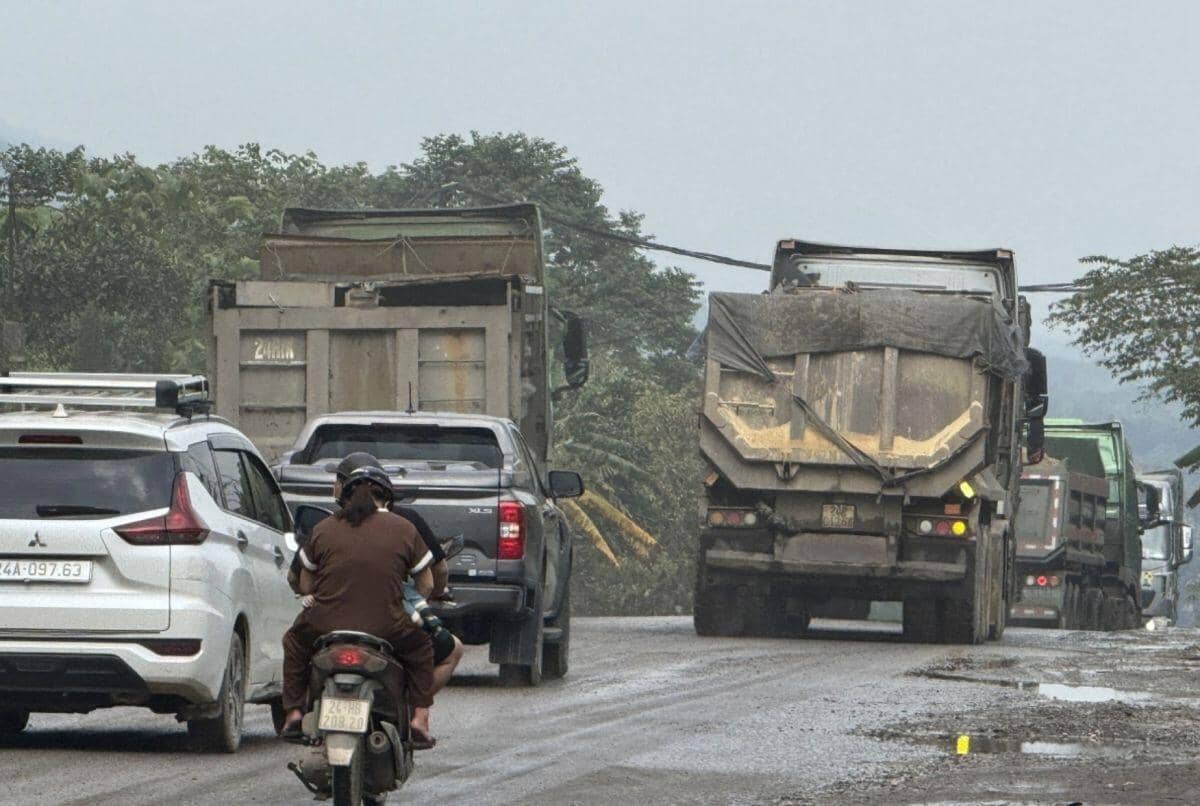 Khói bụi bủa vây người dân ở gần nhà máy hoá chất Đức Giang - Lào Cai