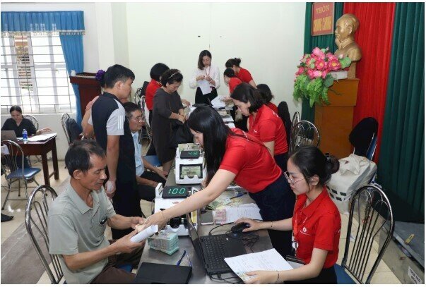 Người dân đổ về nhà văn hóa nhận tiền đền bù đất của siêu dự án Olympic 925.000 tỷ đồng