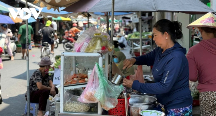 Giá hàng hóa tăng theo giá xăng, người bán “gồng mình” để giữ khách