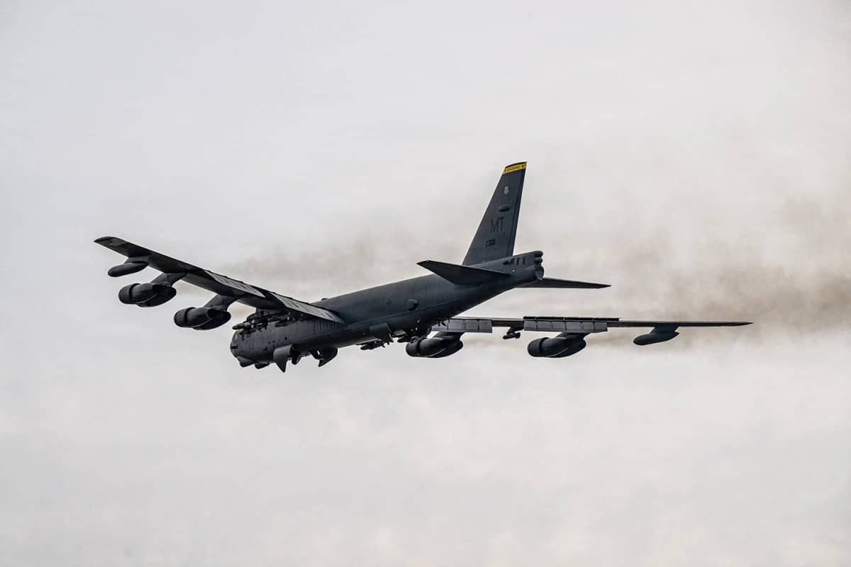 B-52 Mỹ lần đầu "dạo chơi" trên bầu trời Iran