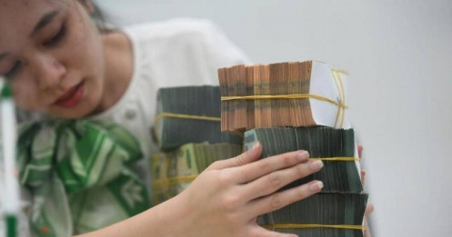 Lãi suất tiết kiệm vượt 9%