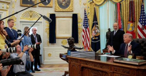 Ông Trump tiết lộ thời điểm giá xăng sẽ "lao dốc"