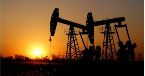 Giá dầu thế giới tiếp tục tăng cao