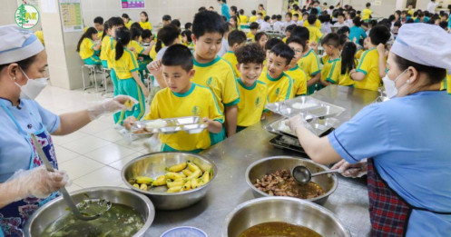 Chặn vòi bạch tuộc thực phẩm bẩn từ cổng trường