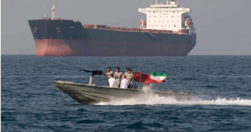 Nóng: Iran phản ứng mạnh sau cảnh báo từ Mỹ về eo biển Hormuz