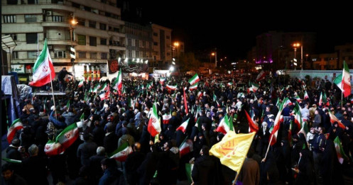 Người Iran đổ ra đường sau lệnh ngừng bắn