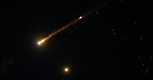 Vừa tuyên bố ngừng bắn, Israel – Iran vẫn “nã đạn”: Còi báo động dồn dập khắp Vùng Vịnh