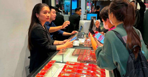 Khách mua vàng đang 'cầm dao đằng lưỡi' vẫn ham