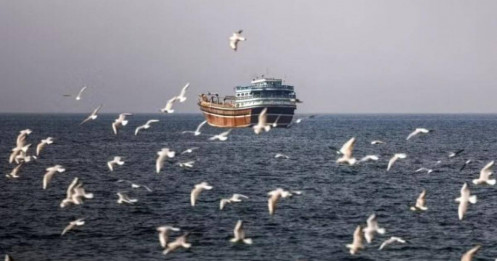 Iran siết chặt eo biển Hormuz, chỉ cho 15 tàu/ngày