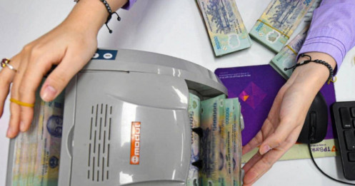 Vừa họp xong, 2 ngân hàng lập tức hạ lãi suất: Cuộc đua đảo chiều?