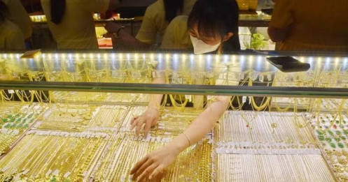 Nhịp tăng của vàng chưa cứu được người "đu đỉnh"